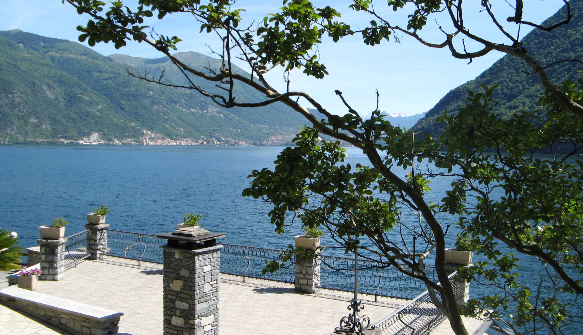 Panorama del Lago presso il punto di imbarco Telos Boats a Brienno, Como